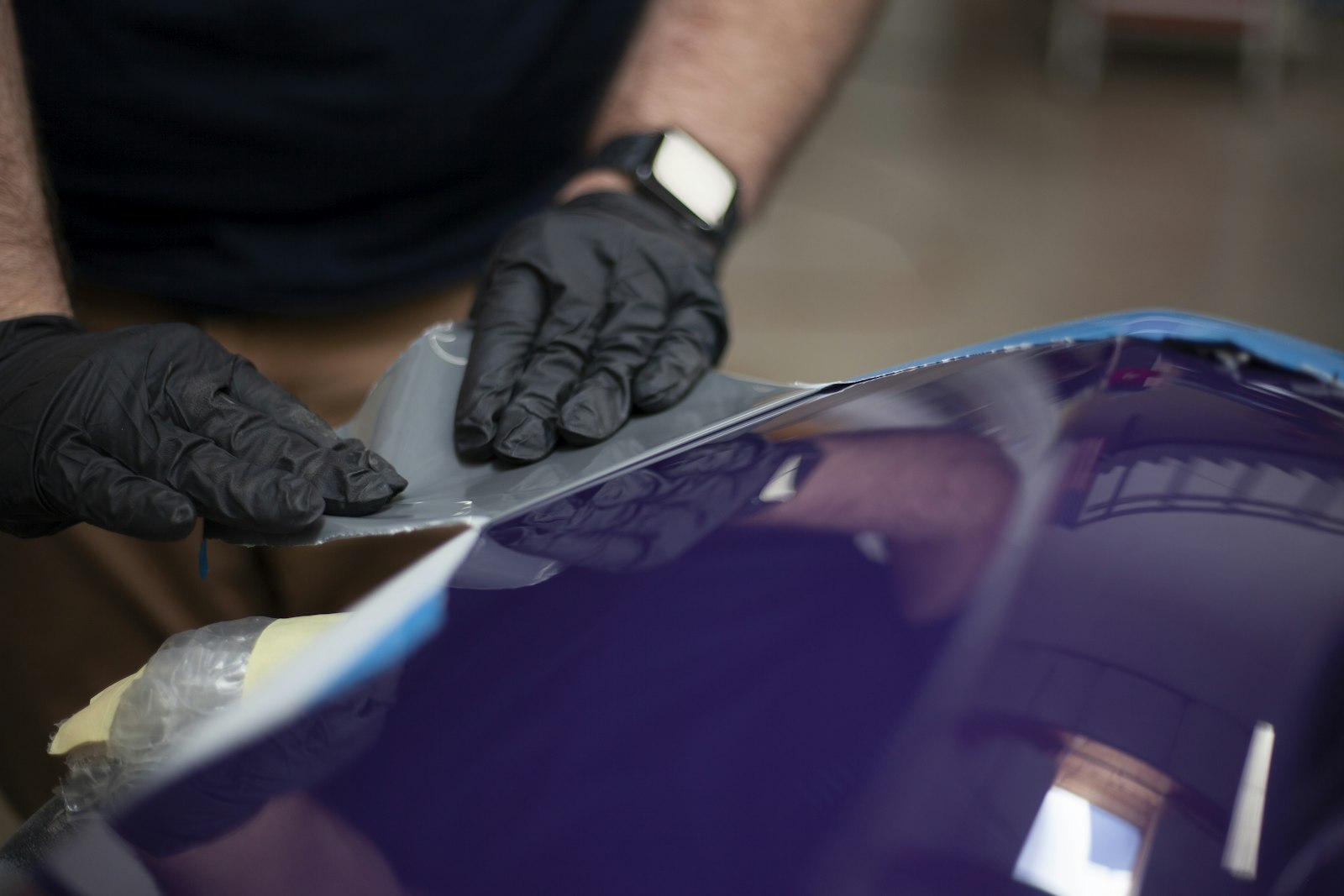 Nylackerad blå bil hos Medbil där maskeringen tas bort efter lackering